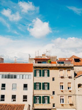 Yeşil pancurlar. Evlerin cephe