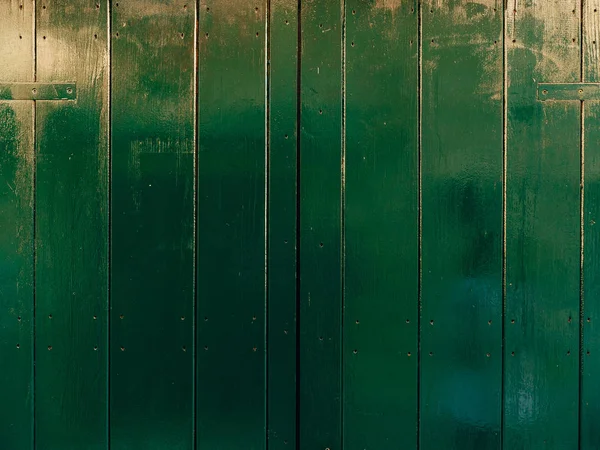 Portas verdes. Textura de madeira. Tinta velha, pobre e irradiada — Fotografia de Stock