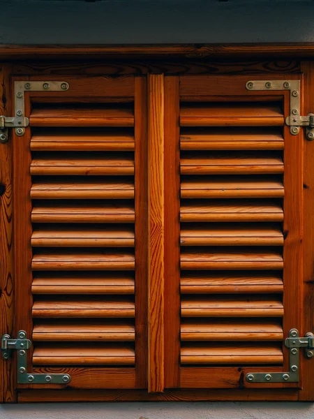 Hnědé dřevěné okenice. Fasády domů v Černé hoře — Stock fotografie