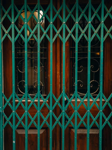 Porte verdi. Struttura del legno. Vecchia vernice squallida e irradiata — Foto Stock