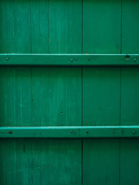 Gröna dörrar. Trä textur. Gammal shabby, bestrålade färg — Stockfoto
