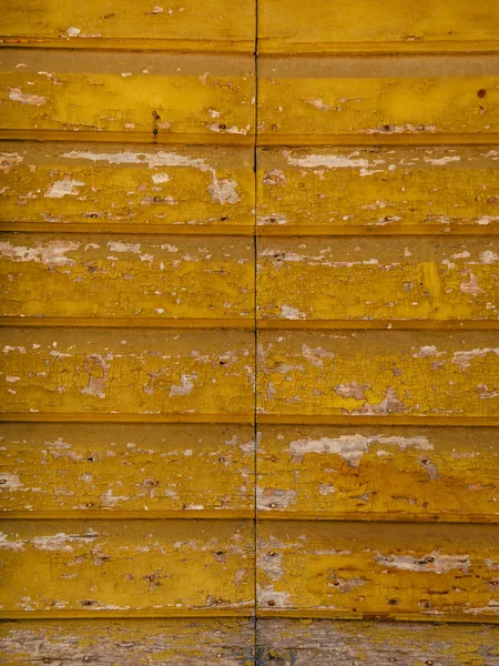 오래 된 노란색, 갈색, 붉은 문입니다. 나무 질감 — 스톡 사진