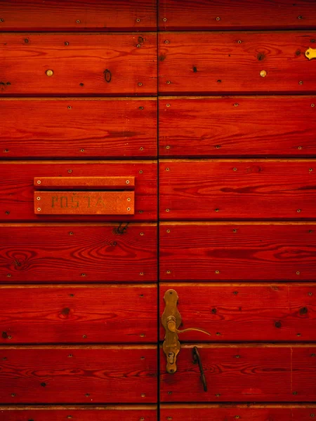 Alte gelbe, braune, rote Türen. Holzstruktur — Stockfoto