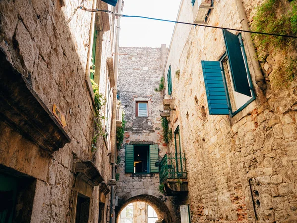 Casco antiguo de Split, Croacia. Dentro de la ciudad. Arquitectura antigua. — Foto de Stock
