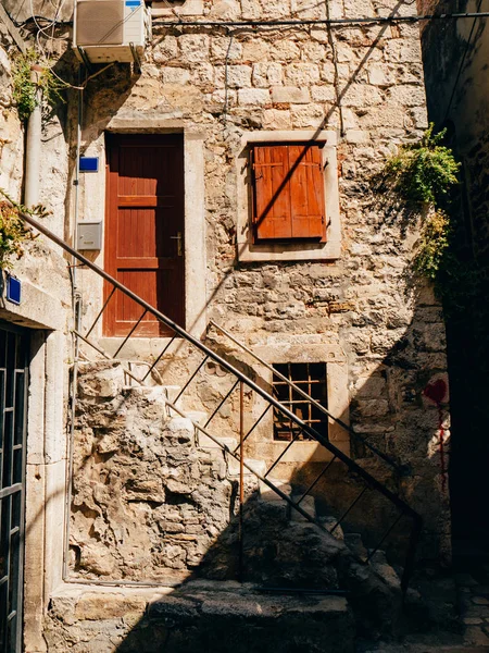 Altstadt von Split, Kroatien. innerhalb der Stadt. Alte Architektur — Stockfoto