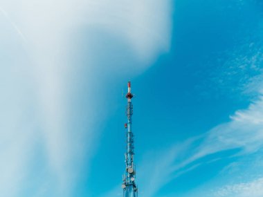 Televizyon yayın anteni gökyüzüne karşı