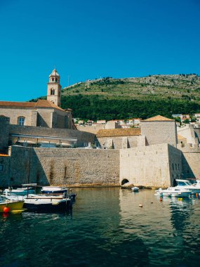 Tekne Dubrovnik, Hırvatistan eski kenti yakınlarındaki yerleştirin. Harbo
