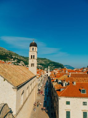 Dubrovnik'in tarihi kent, Hırvatistan. Kiremitli çatıları evlerin. Kilise TH