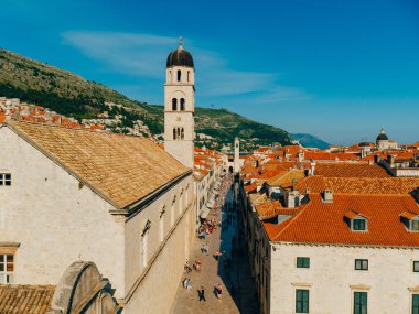Dubrovnik'in tarihi kent, Hırvatistan. Kiremitli çatıları evlerin. Kilise TH