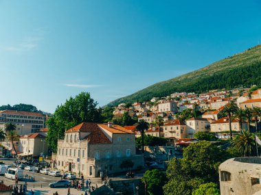 Dubrovnik'in tarihi kent, Hırvatistan. Kiremitli çatıları evlerin. Kilise TH