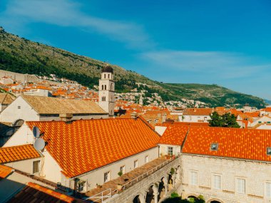 Dubrovnik'in tarihi kent, Hırvatistan. Kiremitli çatıları evlerin. Kilise TH