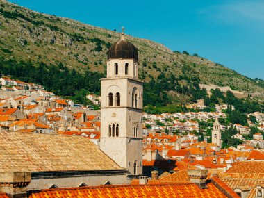 Dubrovnik'in tarihi kent, Hırvatistan. Kiremitli çatıları evlerin. Kilise TH