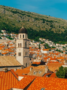 Dubrovnik'in tarihi kent, Hırvatistan. Kiremitli çatıları evlerin. Kilise TH