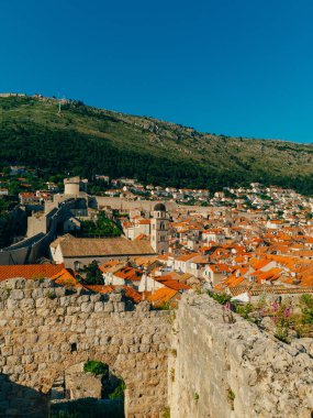 Dubrovnik'in tarihi kent, Hırvatistan. Kiremitli çatıları evlerin. Kilise TH