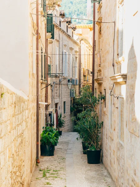 Dubrovnik Old Town, Croacia. Dentro de la ciudad, vistas de las calles a — Foto de Stock