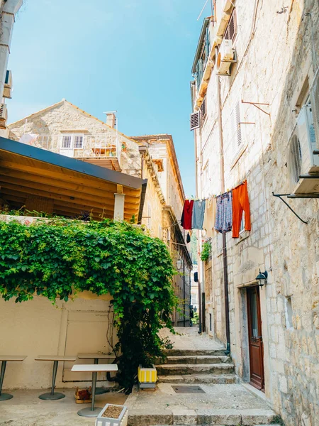 Dubrovnik Old Town, Croacia. Dentro de la ciudad, vistas de las calles a — Foto de Stock