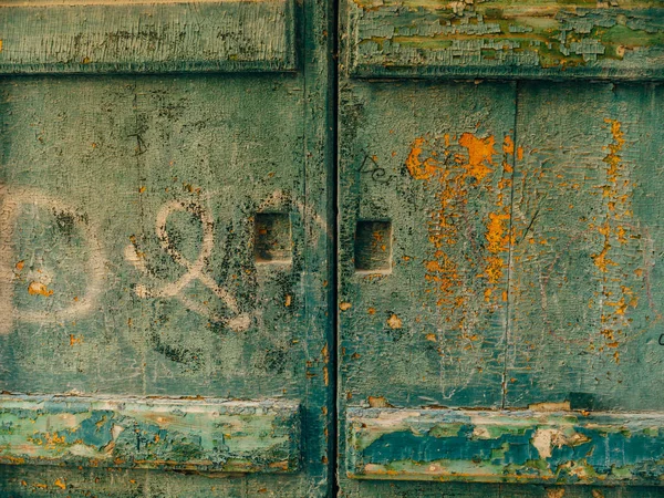 Zelené dveře. Texturu dřeva. Staré omšelé, ozářené barva — Stock fotografie