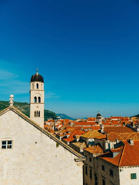 Dubrovnik Old Town, Croatia. Tiled roofs of houses. Church in th — Stock Photo, Image