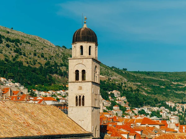 Παλιά πόλη του Ντουμπρόβνικ, Κροατία. Κεραμιδένιες στέγες των σπιτιών. Εκκλησία στο th — Φωτογραφία Αρχείου