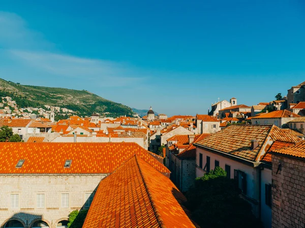 Dubrovnik Old Town, Croacia. Azulejos techos de casas. Iglesia en th —  Fotos de Stock