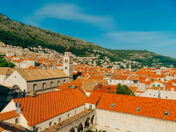 Dubrovnik Old Town, Croatia. Tiled roofs of houses. Church in th — Stock Photo, Image