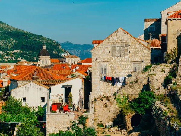 Dubrovnik Città Vecchia, Croazia. Tetti piastrellati di case. Chiesa in th — Foto Stock