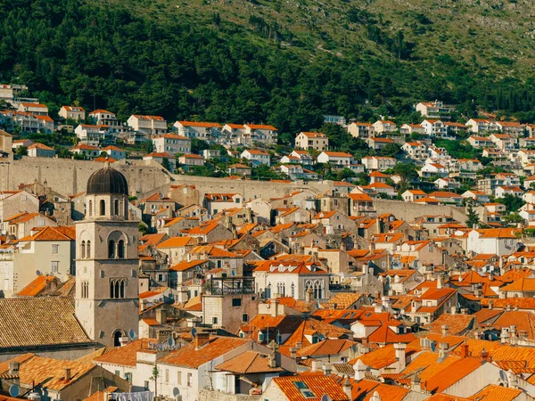 Dubrovnik Old Town, Croatia. Tiled roofs of houses. Church in th — Stock Photo, Image