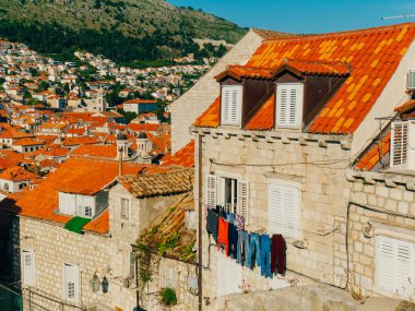 Dubrovnik'in tarihi kent, Hırvatistan. Kiremitli çatıları evlerin. Kilise TH