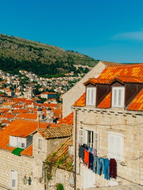 Dubrovnik'in tarihi kent, Hırvatistan. Kiremitli çatıları evlerin. Kilise TH