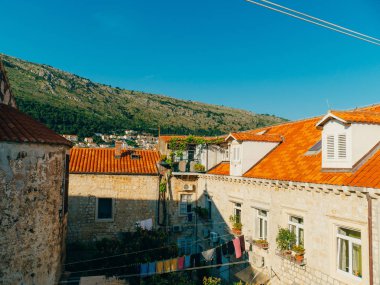 Dubrovnik'in tarihi kent, Hırvatistan. Kiremitli çatıları evlerin. Kilise TH