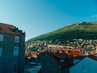 Dubrovnik'in tarihi kent, Hırvatistan. Kiremitli çatıları evlerin. Kilise TH