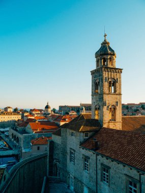 Dubrovnik'in tarihi kent, Hırvatistan. Kiremitli çatıları evlerin. Kilise TH