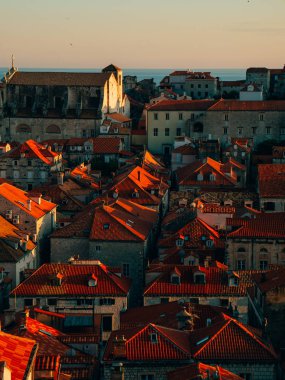 Dubrovnik'in tarihi kent, Hırvatistan. Kiremitli çatıları evlerin. Kilise TH