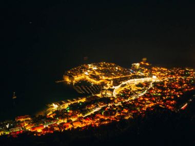 Gece Dubrovniks Old Town. Gözlem Aralık görünümünden