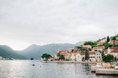 Eski şehir, Perast Kotor Koyu'ndaki, Karadağ kıyısında. İnci