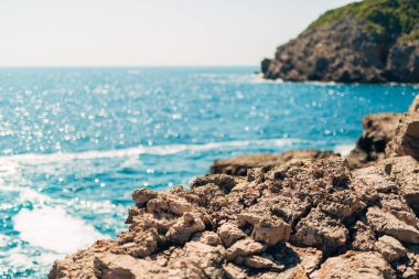 Karadağ'daki deniz buzlu. Kayalık sahil. Vahşi plaj. Dangero