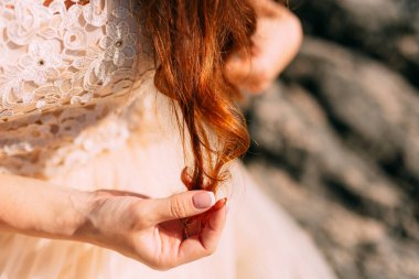 Saç ile oynayan kız. Kırmızı gelin bukleler ro üzerinde çalış