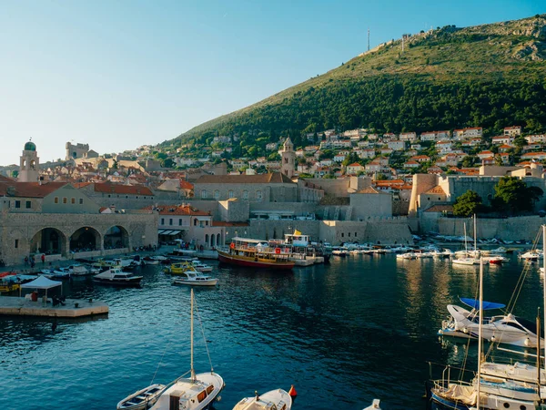 A hajó dokk, közel a régi város Dubrovnik, Horvátország. A Patra — Stock Fotó