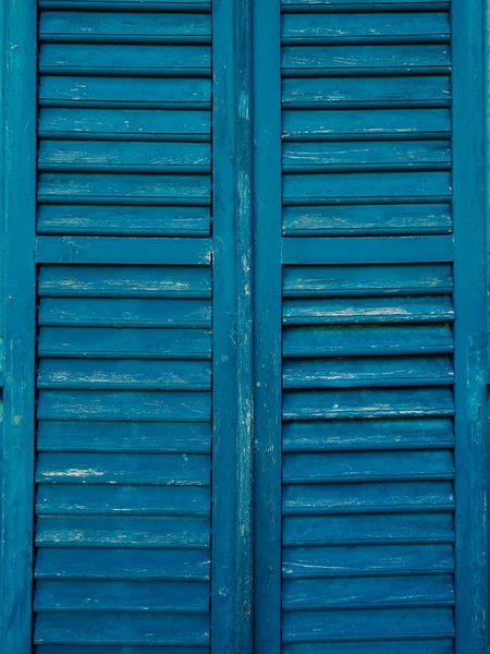 Dřevěné okenice v modré barvě. Staré domácí okenice na — Stock fotografie