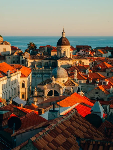 Dubrovnik Old Town, Horvátország. Házak cseréptetővel. Th templom — Stock Fotó