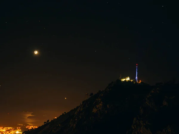 Teléfono antena torre en la noche en un fondo del cielo estrellado —  Fotos de Stock