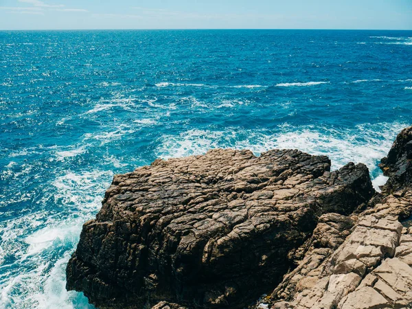 Felsen am Meer in Montenegro. felsige Küste. Wilder Strand. Gefährlich — Stockfoto