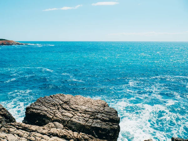 몬테네그로에서 바다에 바위입니다. 록 키 해안입니다. 야생 해변입니다. Dangero — 스톡 사진