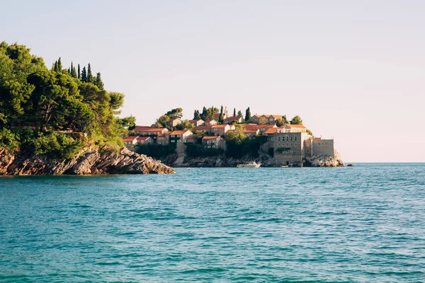 Sziget Sveti Stefan közelről a naplemente. Montenegró, az Adria — Stock Fotó