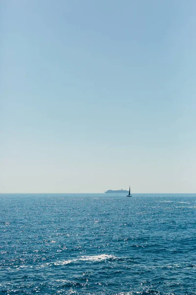 Yate en el mar Adriático en Montenegro — Foto de Stock