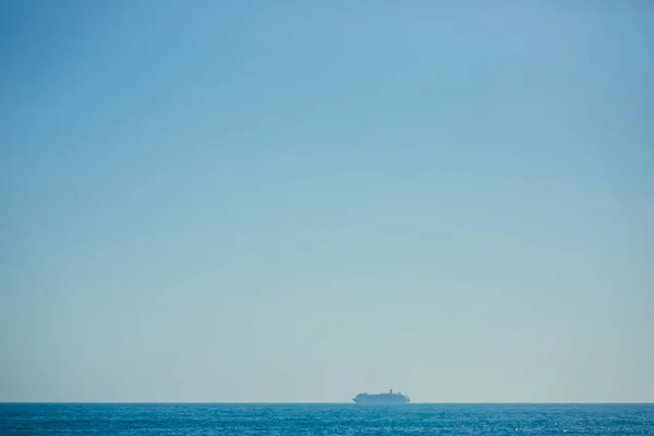 Большой круизный лайнер в Адриатике недалеко от Черногории — стоковое фото