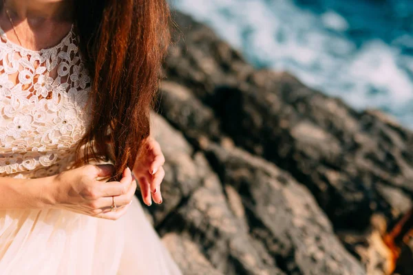 Mädchen spielt mit Haaren. die rote Braut spielt mit Locken auf dem Ro — Stockfoto