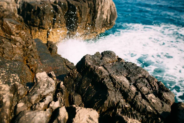 Rocas en el mar en Montenegro. Costa rocosa. Playa salvaje. Dangero — Foto de Stock