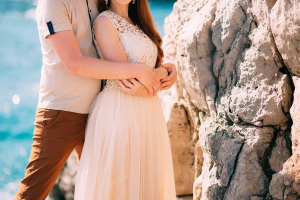 O noivo abraça a noiva na praia. Casamento em Montenegro — Fotografia de Stock