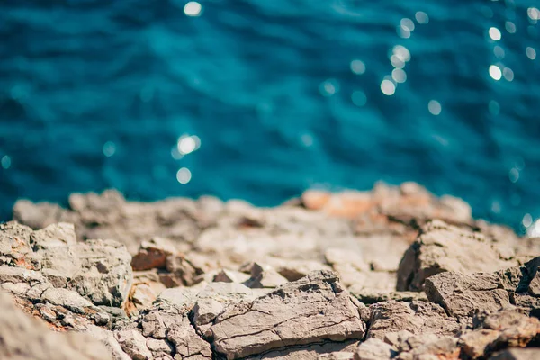 Rocas en el mar en Montenegro. Costa rocosa. Playa salvaje. Dangero — Foto de Stock